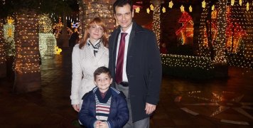 Ο Δήμαρχος Χίου με την οικογένειά του Ο Δήμαρχος Χίου με την οικογένειά του