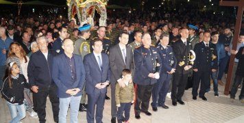 Παρούσες οι αρχές του τόπου Παρούσες οι αρχές του τόπου