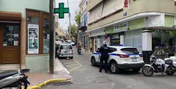 Αυτοκίνητο ανάποδα σε οδό Κοραή Αυτοκίνητο ανάποδα σε οδό Κοραή