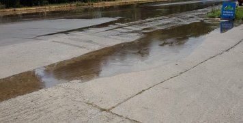 Ο δρόμος πλημμυρισμένος λύματα