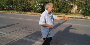 Τα λύματα πλημμύρισαν τις αυλές τους