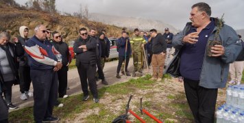 Ο Απόστολος Φλιούκας από τη Δ/νση Δασών Χίου δίνει οδηγίες πριν τη δράση