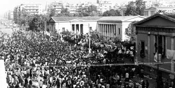 Στην Πατησίων, μπροστά στο κτήριο του Πολυτεχνείου, γινόταν ένας μικρός χαμός Στην Πατησίων, μπροστά στο κτήριο του Πολυτεχνείου, γινόταν ένας μικρός χαμός