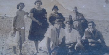 Όρθιες αριστερά η μάννα κι η Κατίνα. Καθιστοί αριστερά ο Γιώργος, ο πατέρας και ο Δημ. Φρεζούλης.