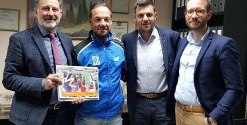 O Μανώλης Παπαδημητράκης, συντονιστής του γραφείου πωλήσεων Κρήτης της INTERAMERICAN, με τον αθλητή του συλλόγου αιμοκαθαιρομένων– μεταμοσχευμένων Μάριο Μαρκόπουλο και συνεργάτες του γραφείου του.