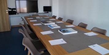 Αίθουσα συσκέψεων και βιβλιοθήκη