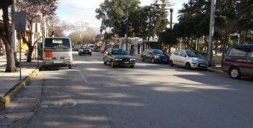 διπλής κατεύθυνσης η οδός δημοκρατίας