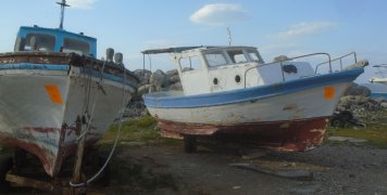 Κάποια από τα εγκαταλειμμένα σκάφη στην Αγία Ερμιόνη