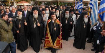 Είσοδος Μητροπολίτη Χίου κ. Μάρκου στην Πλατεία κατά την ενθρόνισή του, 14 χρόνια πριν