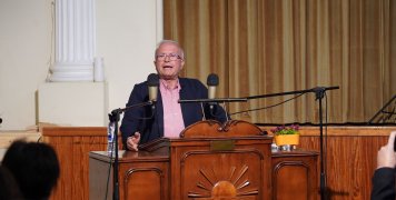 Ο Γιάννης Μαμουζέλος στο βήμα του ΦΟΒ Ο Γιάννης Μαμουζέλος στο βήμα του ΦΟΒ