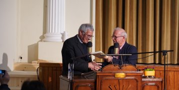 Το τελευταίο του βιβλίο "Hall of Fame του Ελληνικού Στίβου" δώρισε ο Γιάννης Μαμουζέλος στον Πρόεδρο του ΦΟΒ Το τελευταίο του βιβλίο "Hall of Fame του Ελληνικού Στίβου" δώρισε ο Γιάννης Μαμουζέλος στον Πρόεδρο του ΦΟΒ