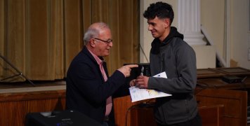 Ο ΦΟΒ βράβευσε τους αθλητές του παρουσία του Γιάννη Μαμουζέλου Ο ΦΟΒ βράβευσε τους αθλητές του παρουσία του Γιάννη Μαμουζέλου