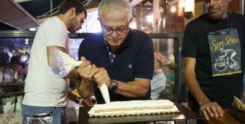 Ο Στέφανος Κόβας κατασκευάζει μπροστά στο κοινό μιλφέιγ με κρέμα... γιαουρτιού
