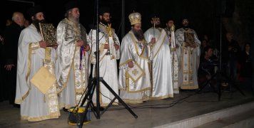 Δέηση ενώπιον χιλιάδων πιστών Δέηση ενώπιον χιλιάδων πιστών