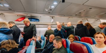 Πριν προλάβουν οι αεροσυνοδοί να πουν για την αποβίβαση, οι περισσότεροι επιβάτες είναι κιόλας όρθιοι