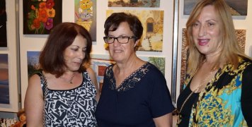 Μπροστά από τα έργα τους