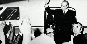 Ο Κων/νος Καραμανλής γυρίζει στην Ελλάδα από το Παρίσι το 1974 Ο Κων/νος Καραμανλής γυρίζει στην Ελλάδα από το Παρίσι το 1974