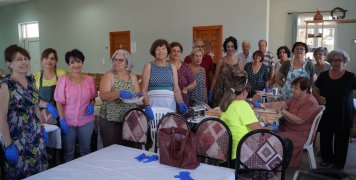 Πολλοί οι εθεοντές και εθελόντριες για τον τραχανά του Ερυθρού Σταυρού Πολλοί οι εθεοντές και εθελόντριες για τον τραχανά του Ερυθρού Σταυρού