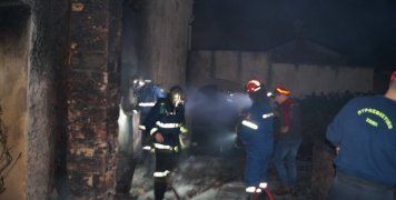 Ευτυχώς οι φλόγες δεν επεκτάθηκαν μέσα στο σπίτι Ευτυχώς οι φλόγες δεν επεκτάθηκαν μέσα στο σπίτι