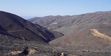 Απεραντο μαυρο καλυπτει μεγαλο μερος των βουνων της Αμανης μετα τη φωτια που ξεσπασε στις 12 Αυγουστου 2025 Απεραντο μαυρο καλυπτει μεγαλο μερος των βουνων της Αμανης μετα τη φωτια που ξεσπασε στις 12 Αυγουστου 2025