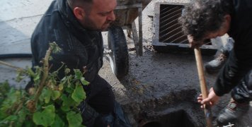 Αντώνης Γεωργούλης και Γιώργης Γκέλης κατέβαλαν τιτάνιες προσπάθειες να ανοίξουν το καπάκι ενός φρεατίου 