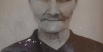 H γιαγιά Καλλιόπη με πρόσεχε σαν τα δύο μάτια της.