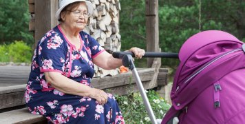 Άλλη γλύκα έχουν οι γηραιότερες γιαγιάδες που «μιλούν» στα εγγόνια τους