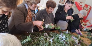 Με διάθεση, όρεξη και χαμόγελο μαζεύονται οι γυναίκες των Θυμιανών και αρχίζουν το έργο να φτιάξουν τα ματσάκια με τα λουλουδάκια που μοιράζονται την Κυριακή της Σταυροπροσκυνήσεως Με διάθεση, όρεξη και χαμόγελο μαζεύονται οι γυναίκες των Θυμιανών και αρχίζουν το έργο να φτιάξουν τα ματσάκια με τα λουλουδάκια που μοιράζονται την Κυριακή της Σταυροπροσκυνήσεως