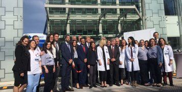 Προσωπικό του νέου MEDIFRSΤ και στελέχη της INTERAMERICAN με τον Willem van Duin ,πρόεδρο της ACHMEA,στην είσοδο του νέου πολυϊατρείου..  