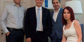 Ο Γιώργος Πλωμαρίτης, διευθυντής ομαδικών ασφαλίσεων & corporate business της INTERAMERICAN, με τα στελέχη του τομέα Κώστα Ντούτση (αριστερά) και Βαγγέλη Τσιμπλιάρη, Στέλλα Δήμου.