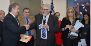 Στιγμιότυπο από την εορταστική εκδήλωση του Πανεπιστημίου Πειραιώς, με τους Άγγελο Κότιο, πρύτανη και Νίκο Φίλιππα, καθηγητή και συγγραφέα των βιβλίων που διανεμήθηκαν στα παιδιά.  