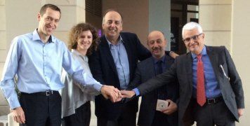 O Γιάννης Δεμιρτζόγλου, διευθυντής του Ζωγραφείου Λυκείου-Γυμνασίου Κωνσταντινούπολης, με τους Martin Hargas, γεν. διευθυντή οικονομικών υπηρεσιών, Μάρκο Φραγκουλόπουλο, αναπλ. γεν. διευθυντή πωλήσεων & marketing, Γιάννη Ρούντο, διευθυντή και Χρύσα Ελευθε