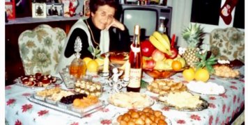 H κυρά Πόπη Καρασούλη στις αρχές της δεκαετίας του ‘90 έστρωνε το πρωτοχρονιάτικο τραπέζι πάντα τέτοιες μέρες τηρώντας το παλιό έθιμο.