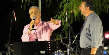 Ο Δήμαρχος Χίου, Σταμάτης Κάρμαντζης, τραγουδά το "Βραδιάζει" Ο Δήμαρχος Χίου, Σταμάτης Κάρμαντζης, τραγουδά το "Βραδιάζει"