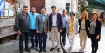 Αναμνηστική φωτο στην Πλατεία των Μεστών Αναμνηστική φωτο στην Πλατεία των Μεστών