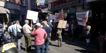 Οι Καρδαμυλίτες που διαμαρτύορνται για κλείσιμο μονομελούς τμήματος του ΕΠΑΛ Καρδαμύλων, έξω από το γραφείο του βουλευτή Χίου Νότη Μηταράκη Οι Καρδαμυλίτες που διαμαρτύορνται για κλείσιμο μονομελούς τμήματος του ΕΠΑΛ Καρδαμύλων, έξω από το γραφείο του βουλευτή Χίου Νότη Μηταράκη