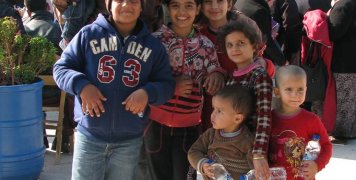 Ο Μανώλης Κωνσταντάς έγραψε μοναδική ιστορία με μια μικρή ομάδα εθελοντών το 2014-15 όταν εκατοντάδες μετανάστες «ξεβράζονταν» στο λιμανάκι της Αγίας Ερμιόνης. Ο Μανώλης Κωνσταντάς έγραψε μοναδική ιστορία με μια μικρή ομάδα εθελοντών το 2014-15 όταν εκατοντάδες μετανάστες «ξεβράζονταν» στο λιμανάκι της Αγίας Ερμιόνης.