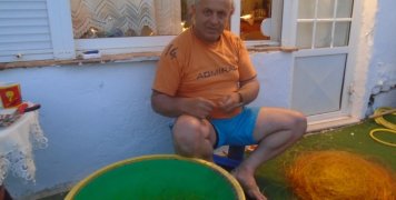 Ο Στέλιος Κουιμάνης δίπλα στο κύμα, κάτω από την εκκλησία της Αγίας Ερμιόνης, εκεί την αράζει και κανονίζει τα παραγάδια του. Ο Στέλιος Κουιμάνης δίπλα στο κύμα, κάτω από την εκκλησία της Αγίας Ερμιόνης, εκεί την αράζει και κανονίζει τα παραγάδια του.
