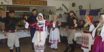 Κρητικό γλέντι στην ΑΛΗΘΕΙΑ ΤV  Κρητικό γλέντι στην ΑΛΗΘΕΙΑ ΤV