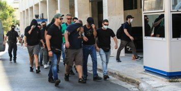 Οι όποιοι αρμόδιοι έβλεπαν τα λεωφορεία να περνούν με τα φασισταριά της Κροατίας και πέρα βρέχει και στο Αϊβαλί βροντά. Οι όποιοι αρμόδιοι έβλεπαν τα λεωφορεία να περνούν με τα φασισταριά της Κροατίας και πέρα βρέχει και στο Αϊβαλί βροντά.