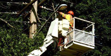 Ξηλώνουν λάμπες, που φωτίζουν ιδιωτικούς χώρους