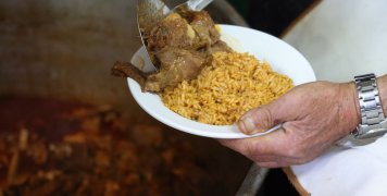 Το κατσικοπίλαφο σερβίρεται...