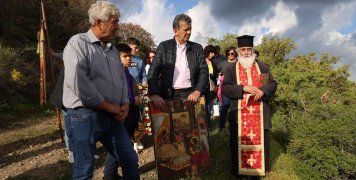 Ένα μικρό τρισάγιο στη μνήμη του Γιάννη Ρυμική, στο σημείο που πριν 28 χρόνια, έχασε τη ζωή του όταν αναποδογύρισε το αυτοκίνητο που οδηγούσε