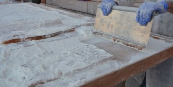 Το τεράστιο λουκούμι μαστίχα κόβεται και μοιράζεται επί τόπου στο κοινό