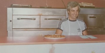 Ο αείμνηστος, πλέον, Γιώργος Λύκος, στην πιτσαρία του