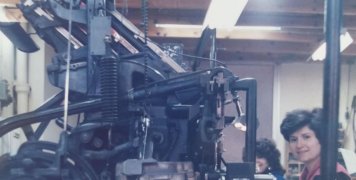 Η Μίτσα Μαρουκάκη, λινοτύπισσα του πάλαι ποτέ Χιακού Λαού