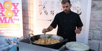 Ο Δημήτρης Φύλλας από τον "Κανέλλο", επί τω έργω... Ο Δημήτρης Φύλλας από τον "Κανέλλο", επί τω έργω...