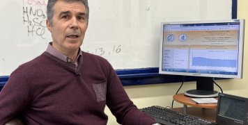 Ο Φυσικός και Διευθυντής του Λυκείου Καλλιμασιάς σήμερα, Νίκος Κουφούδης, μας δείχνει τα δεδομένα που συλλέγει ο μετεωρολογικός σταθμός στο 1ο Λύκειο Χίου