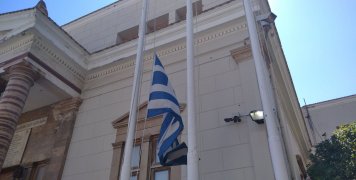 Μεσίστια, κυματίζει η ελληνική σημαία στη Βιβλιοθήκη "Κοραής" για τον θάνατο του Προέδρου του Εφορευτικού Συμβουλίου της, Κώστα Μερούση