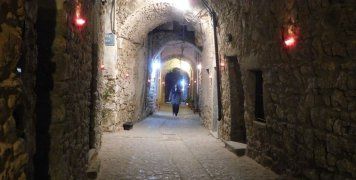 Φωτισμένοι όλοι οι δρόμοι του χωριού Φωτισμένοι όλοι οι δρόμοι του χωριού